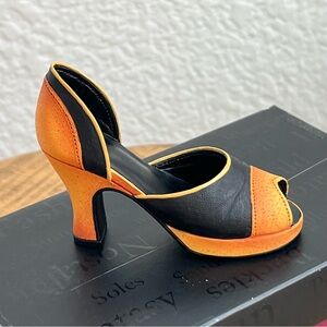 Just The Right Shoe Retroactive Item 25146 2000 2001 Raine NIB Miniature Shoe